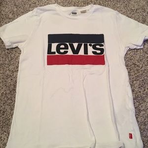 White Levi’s tee